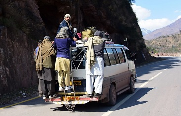 Ribuan Warga Kashmir Mengungsi Demi Menghindari Pertikaian Terbaru India dan Pakistan